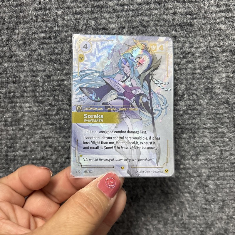 Soraka Wanderer Overnumbered 239/221 – Riftbound Spiritforged TCG English